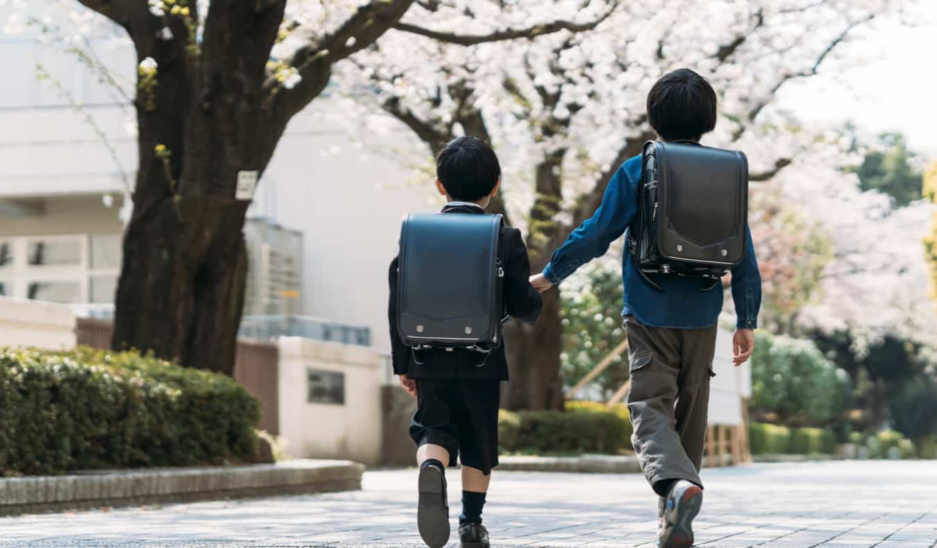 Dois jovens estudantes vão para a escola no Japão