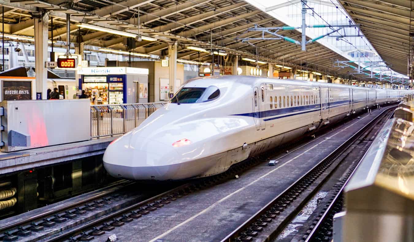 Trem-bala Shinkansen em Tóquio, Japão