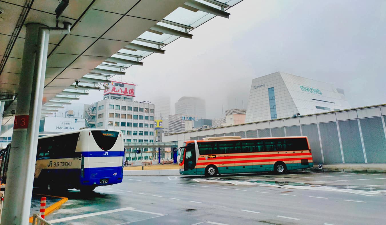 Ônibus intermunicipal estacionado no Japão