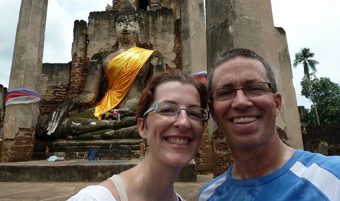 Casal de meia idade viajando juntos pela Tailândia