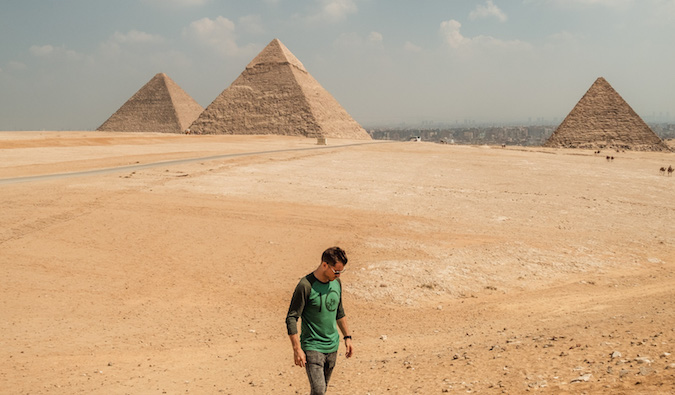 Jeremy Scott Foster posa perto das pirâmides do Egito