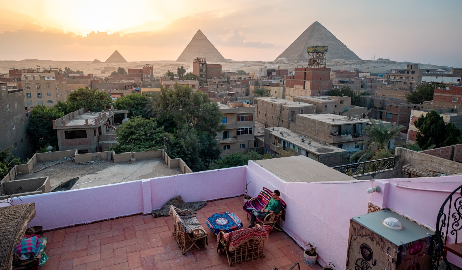 Varanda de um hotel local no Cairo com vista para as pirâmides do Egito