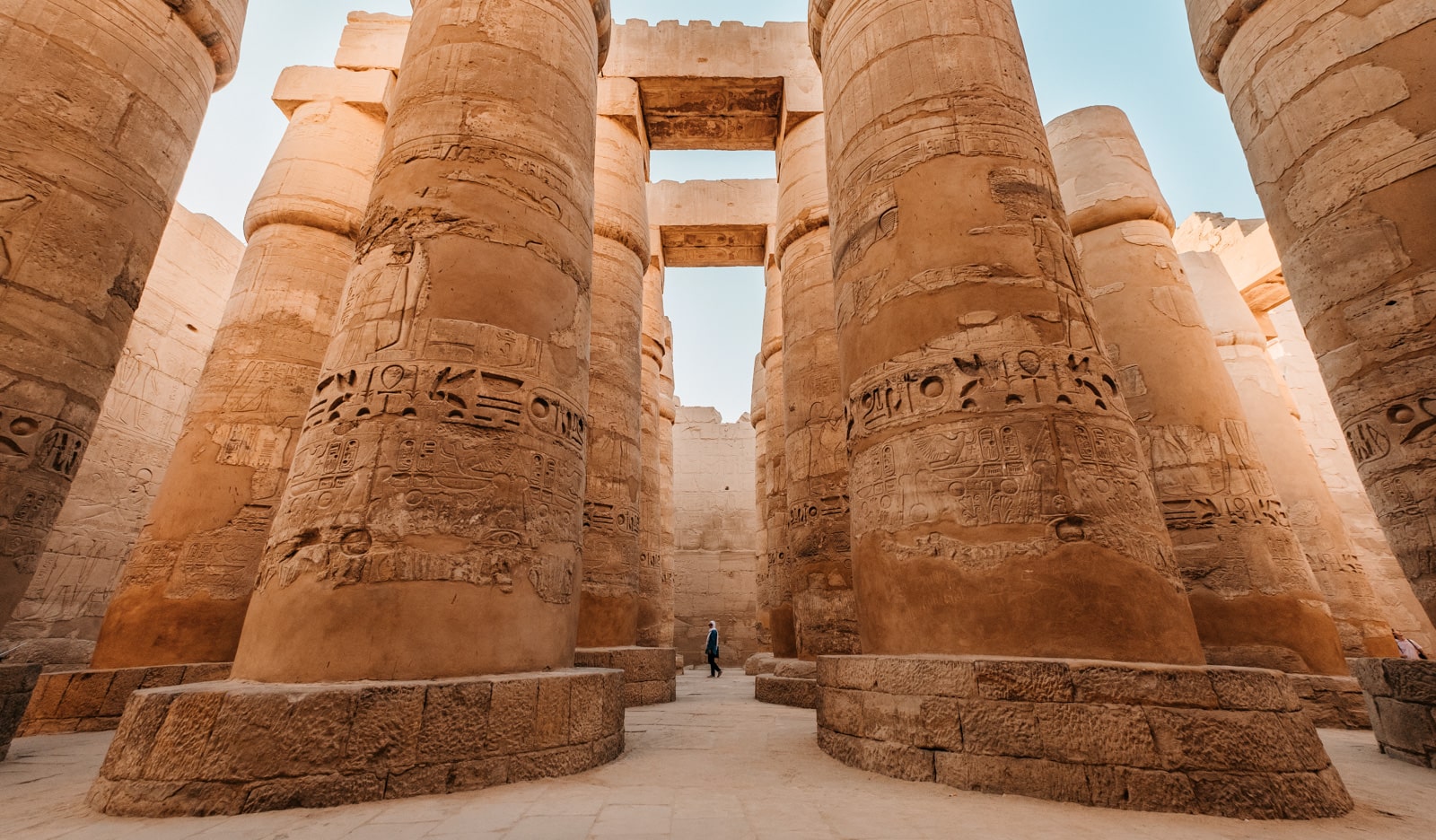 Colunas enormes perto das pirâmides do Egito