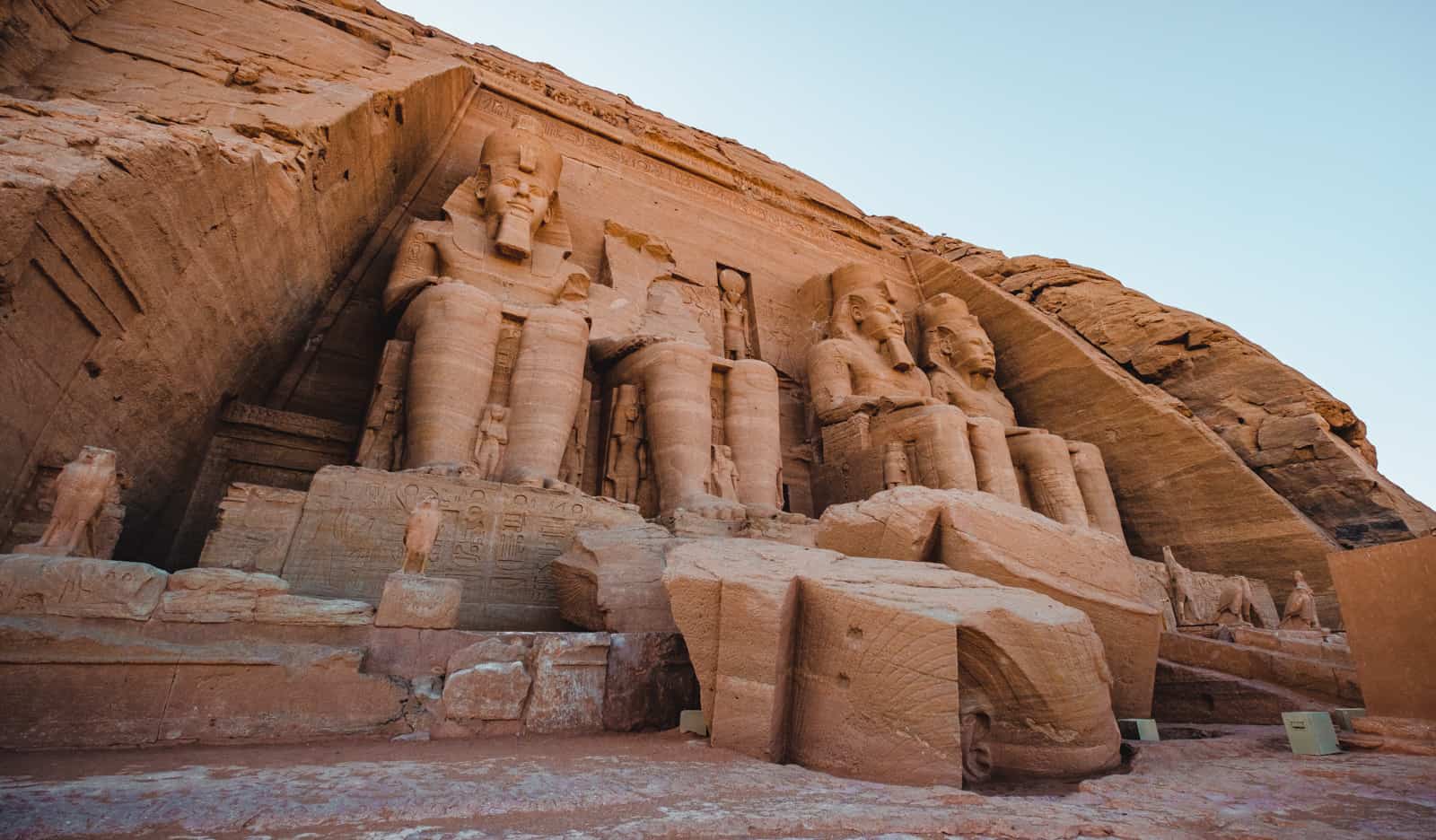 Monumentos de pedra antigos no deserto egípcio