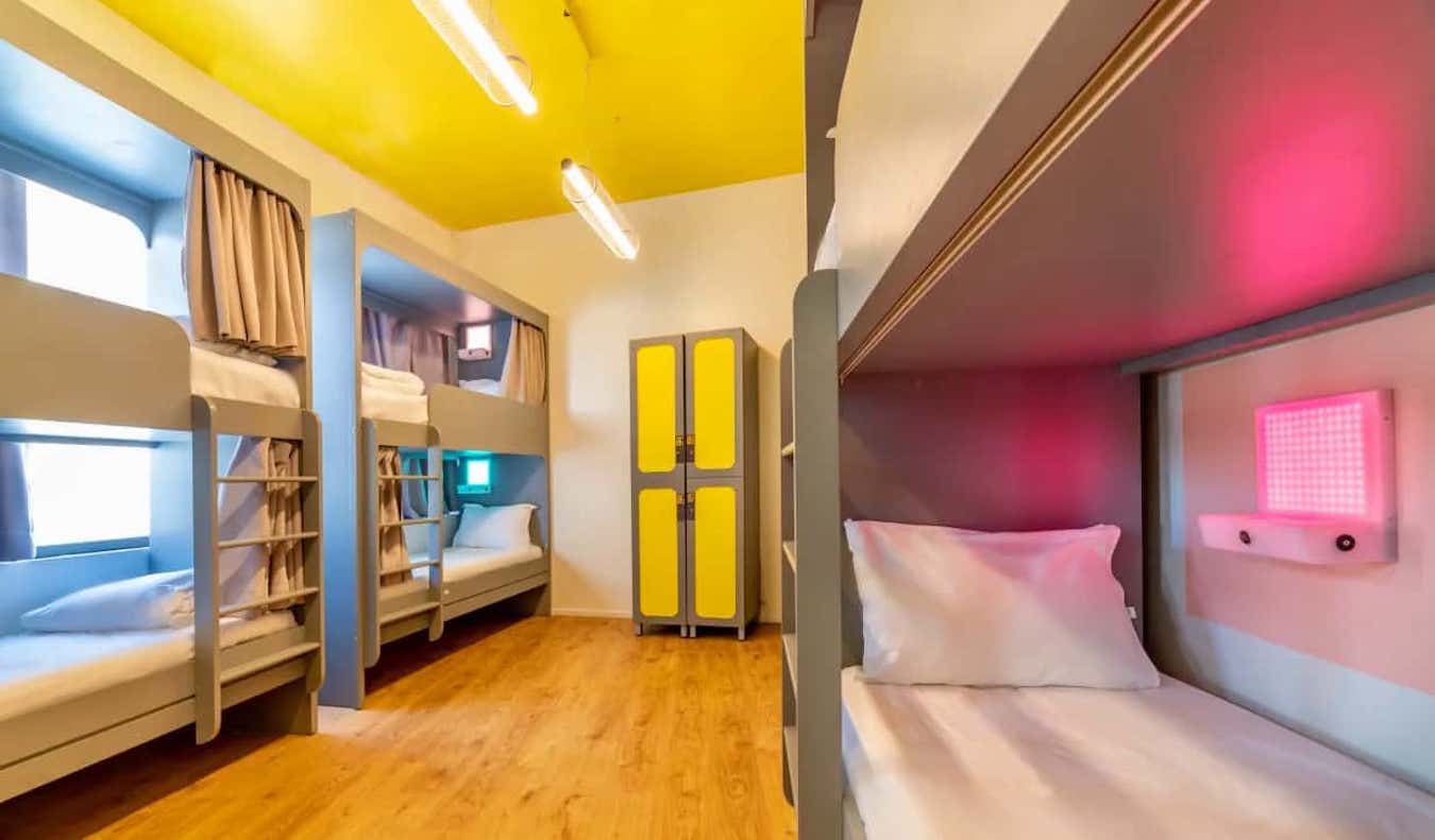 Dormitório colorido no albergue Stay Inn em Jerusalém, Israel
