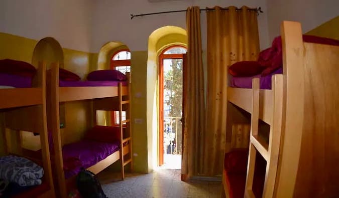 Dormitório simples no Palm Hostel em Jerusalém, Israel