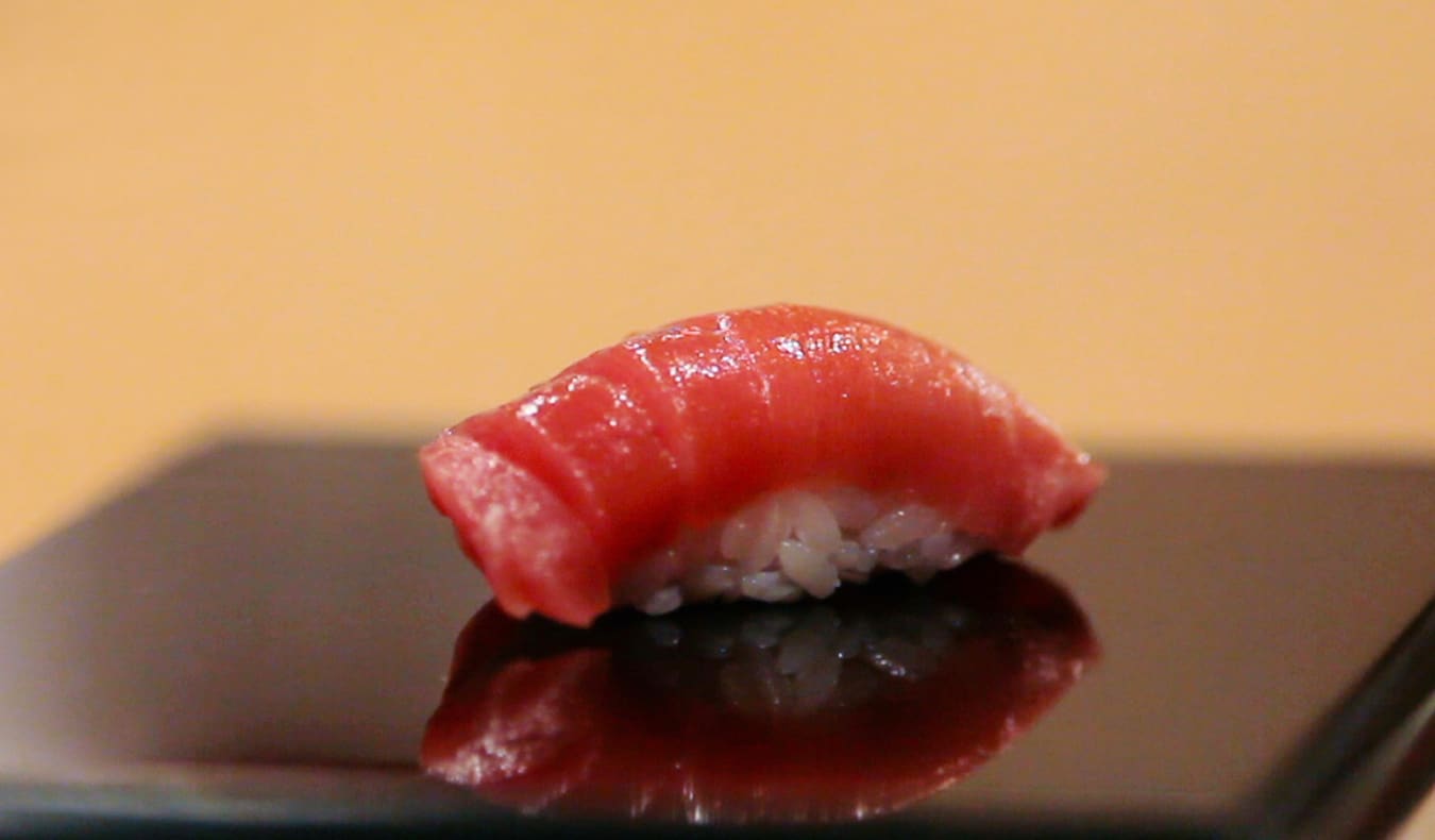 Um pedaço de sushi caro em um prato