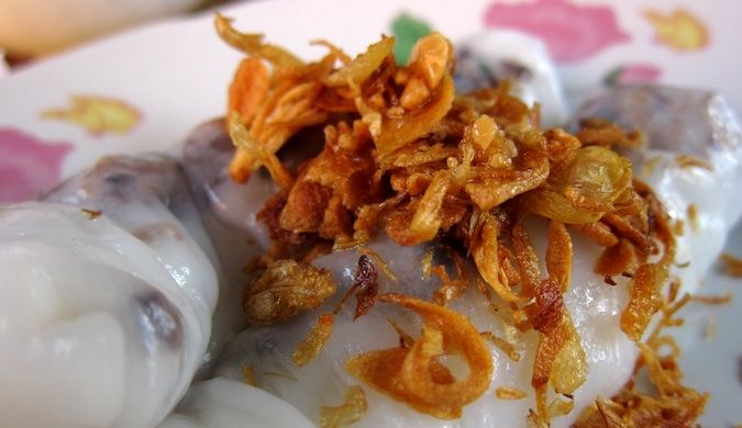 Viajando e comendo rolinhos primavera com carne de porco e cogumelos um casal com alho frito na ONG Muang, Laos