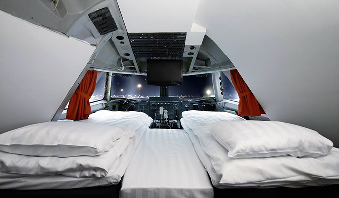 Duas camas de solteiro atrás da cabine da aeronave em Jumbo Stay, Estocolmo