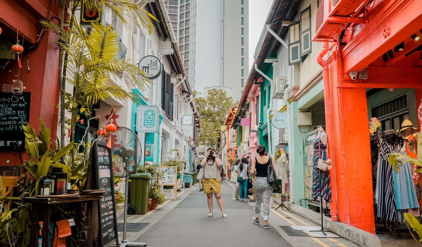 Pessoas tiram fotos e passeiam pela Haji Lane, um calçadão repleto de lojas e barracas coloridas em Kampong Glam, Cingapura