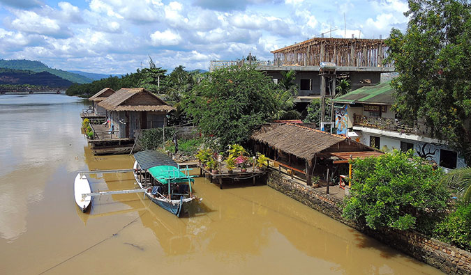 Águas marrons do rio em Kampot, Camboja