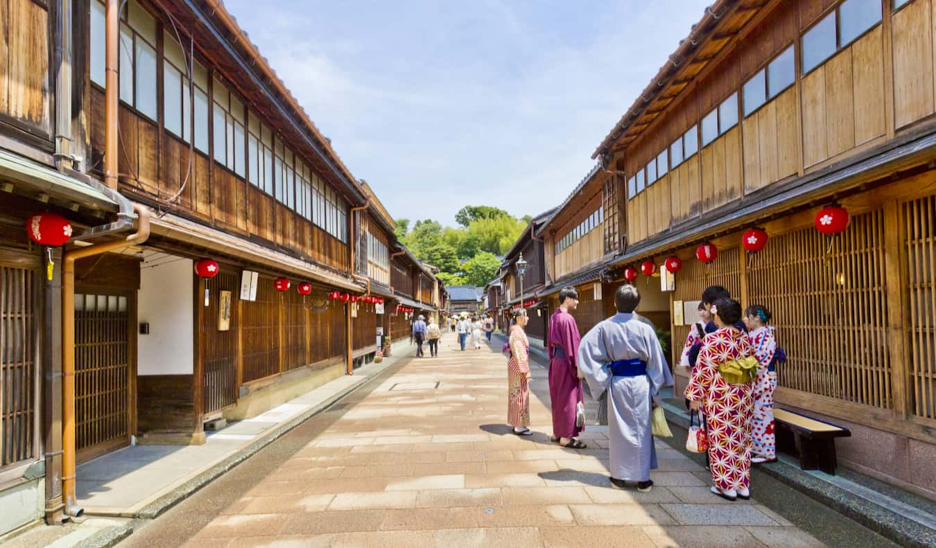 Ruas tranquilas de pitoresco caânsma, Japão, com residentes locais em roupas tradicionais