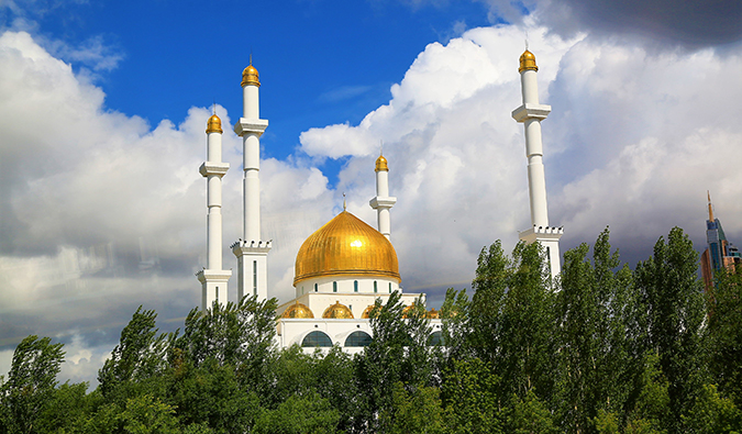 Mesquita com telhado dourado no Cazaquistão
