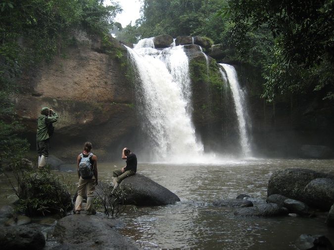 Cachoeira cercada por uma selva magnífica no Parque Nacional de Khao Yay