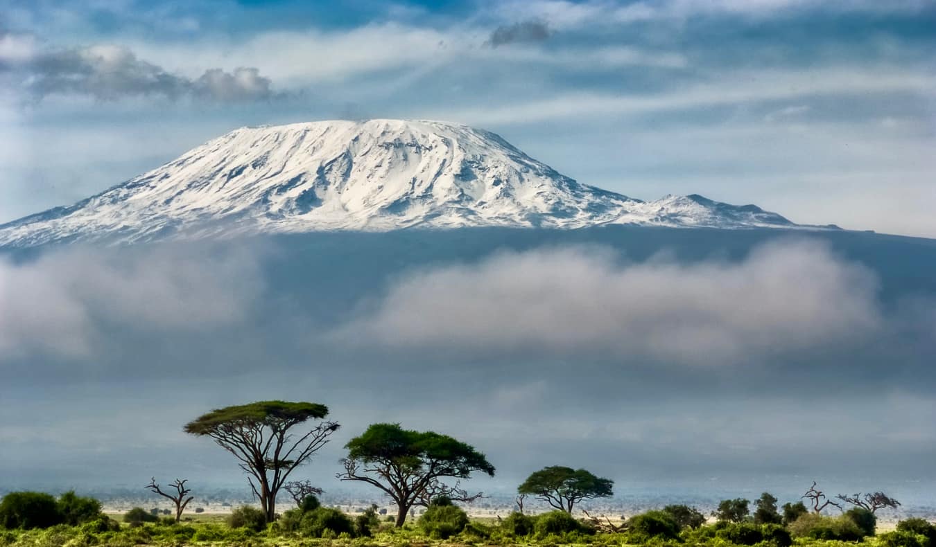 Vista do Kilimanjaro, na Tanzânia, de um parque nacional próximo