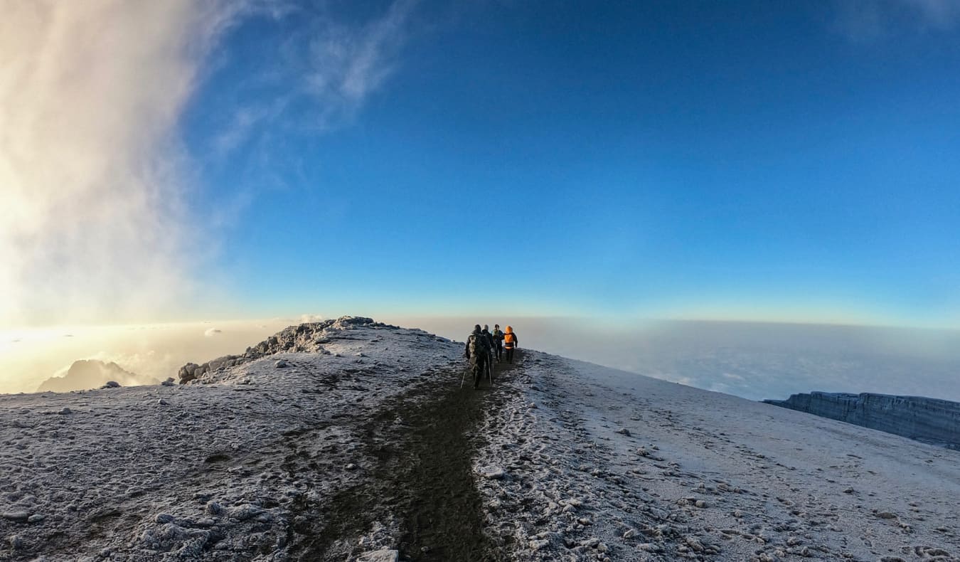 Trilha nevada perto do topo do Kilimanjaro