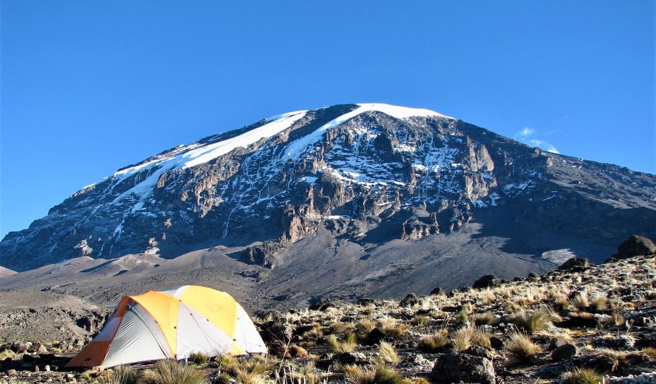 Tenda no chão perto do topo do Monte Kilimanjaro, na África