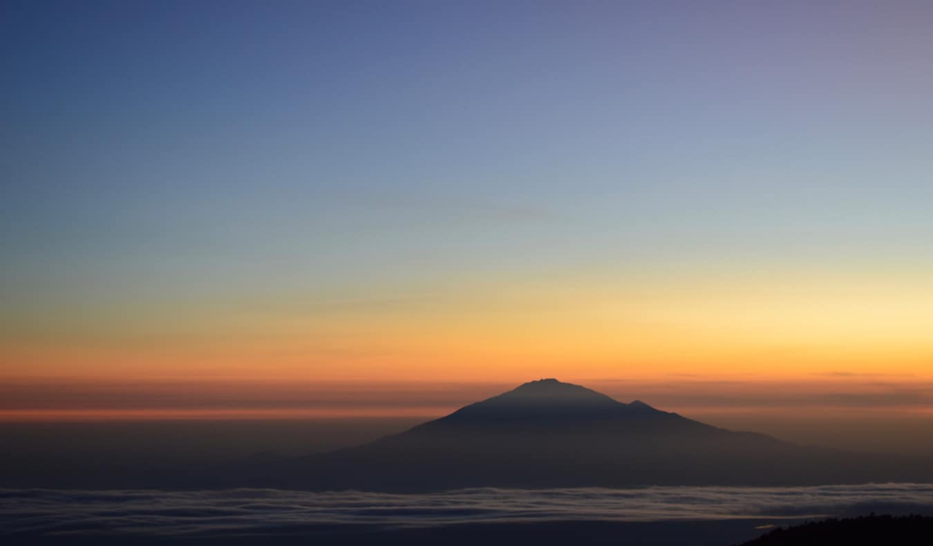 Pôr do sol sobre o Monte Kilimanjaro, na África