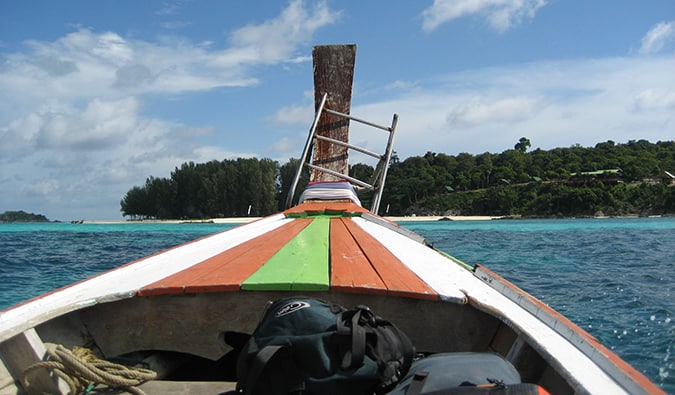 Vista da proa de um barco chegando em Koh Lipe