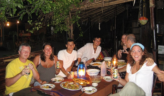 Jantar em uma mesa de velas com viajantes na rua na Tailândia