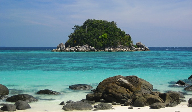 Uma das ilhas desabitadas nas proximidades de Koh Lipe