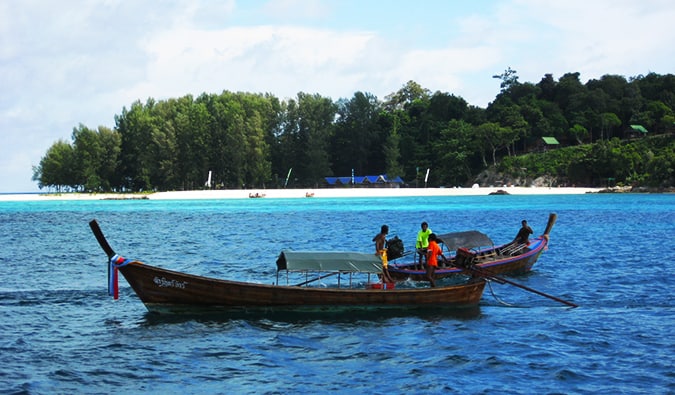 barcos de pesca locais em Koh Lipe