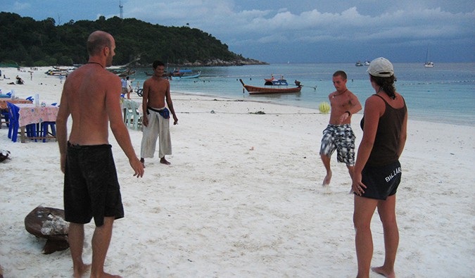 grupo jogando futebol na praia em Koh Lipe