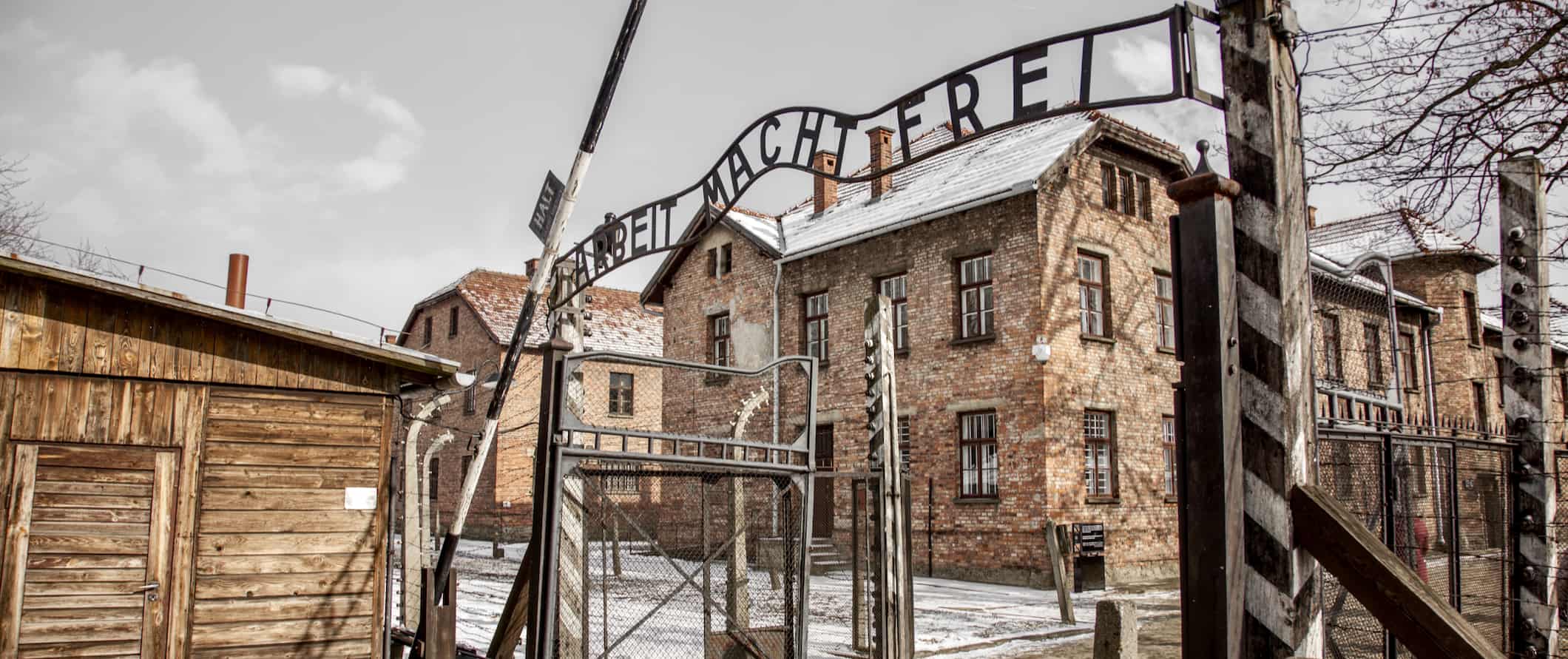 Os portões do campo de concentração de Auschwitz nas proximidades de Cracóvia
