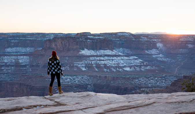 Christine Addis em frente ao Grand Canyon com neve fraca