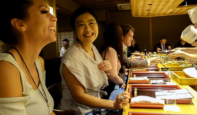 Christine, uma viajante solitária, comendo em um restaurante kaiseki local no Japão