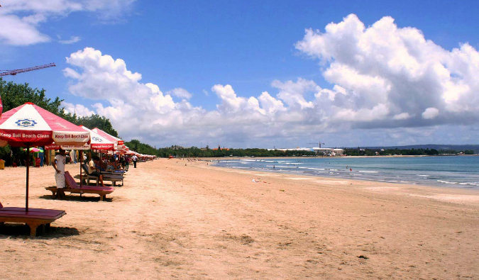 praia vazia de Kuta em Bali, Indonésia