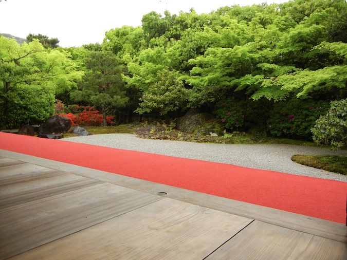 Jardim tradicional de pedras e areia no Templo Entoku-in em Kyoto, Japão