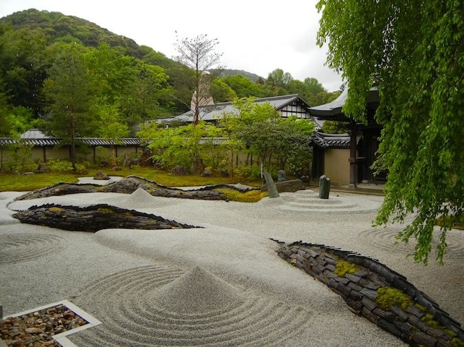 Jardim de pedras do Templo Kodaiji com areia ajuntada em Kyoto, Japão