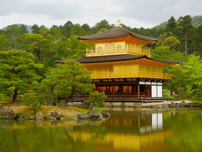 Kinkaku-ji, também conhecido como Templo do Pavilhão Dourado em Kyoto, Japão