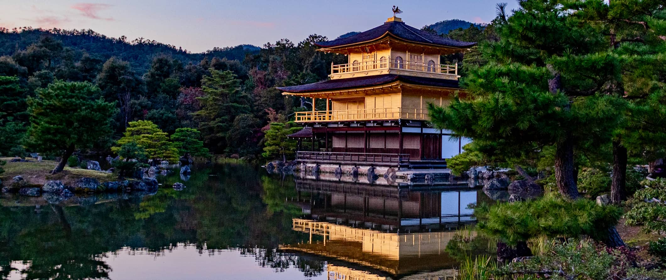O famoso Pavilhão Dourado na água na bela Kyoto, Japão