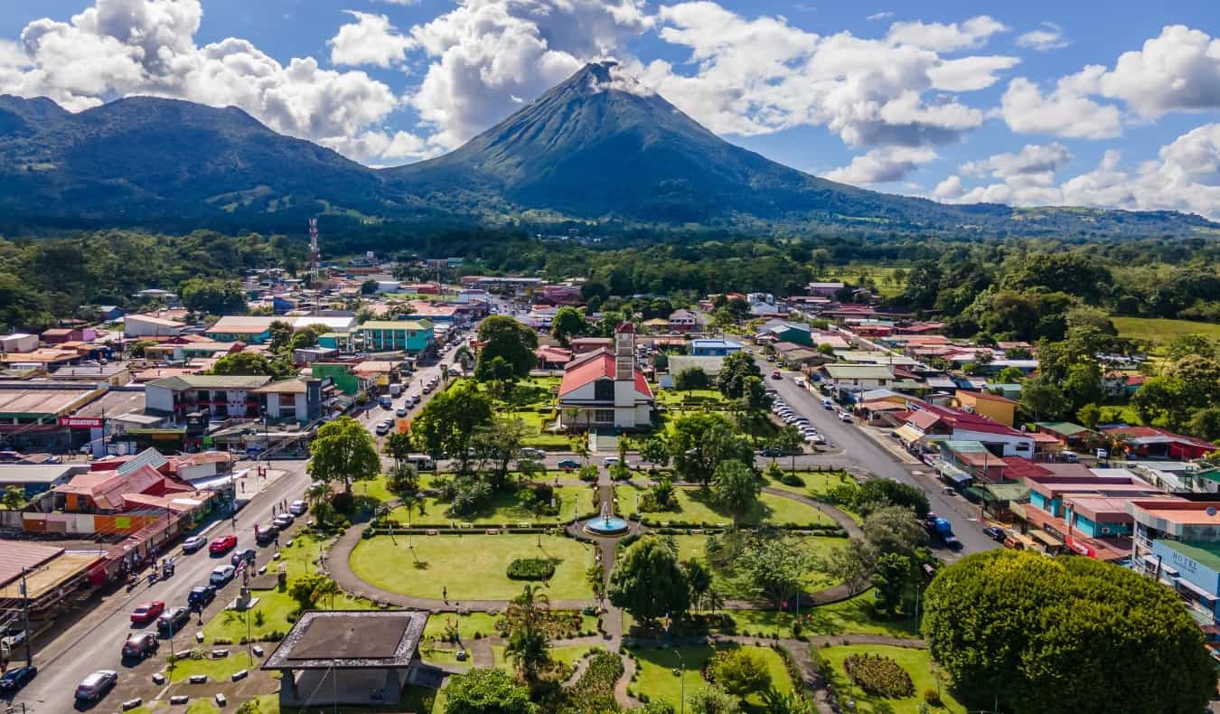 Vista do ar para a cidade de Lafortun com uma arena de vulcão em segundo plano em um dia ensolarado na Costa Rica