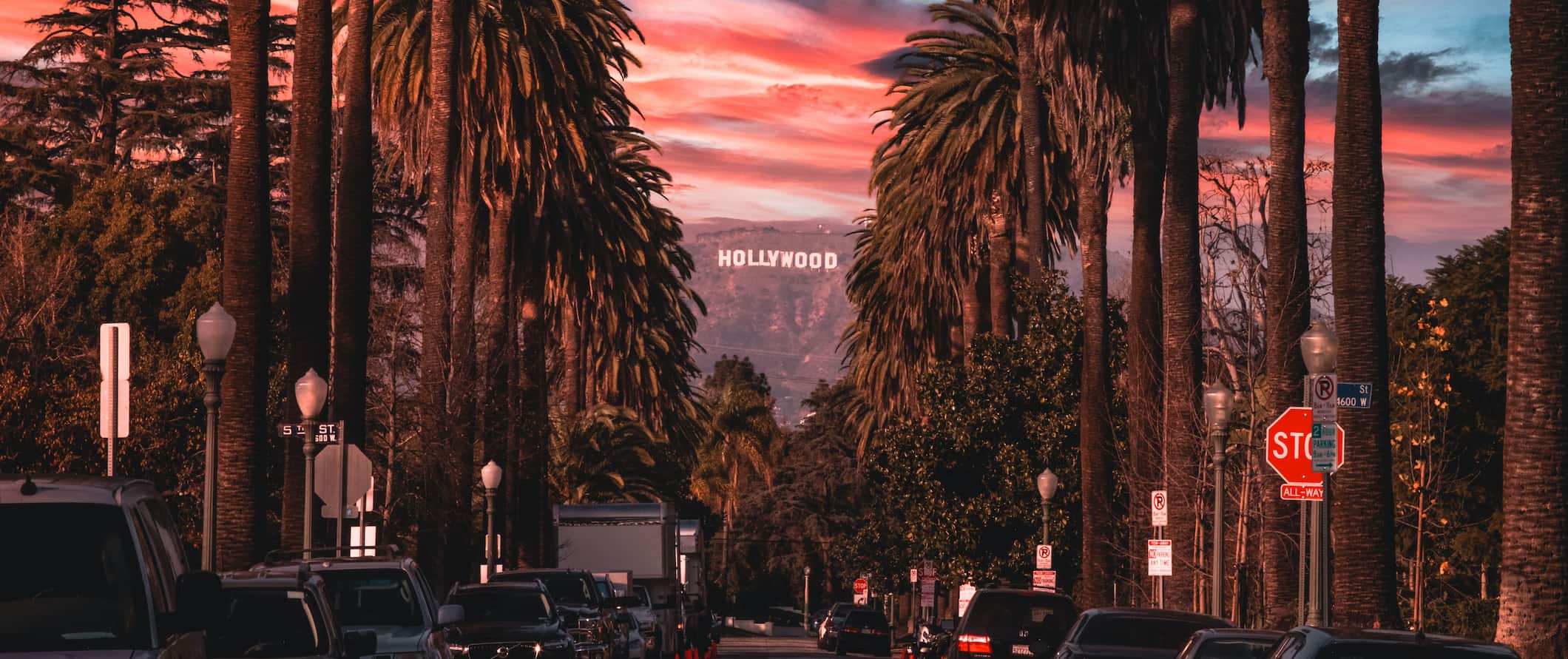 Estrada ladeada por palmeiras na movimentada Los Angeles, EUA