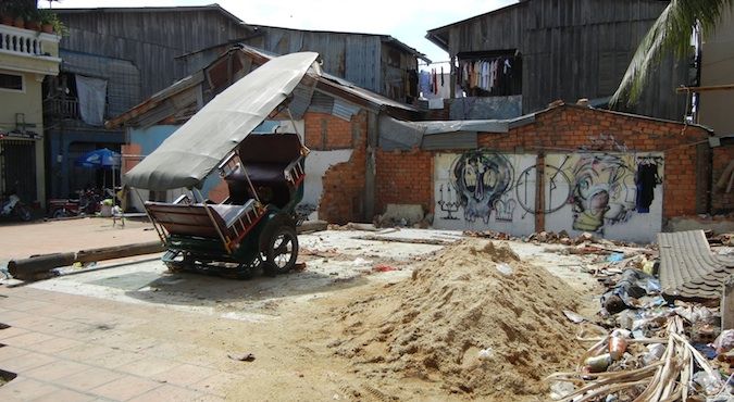 Restaurante indiano destruído perto de Phnomopeni, Camboja