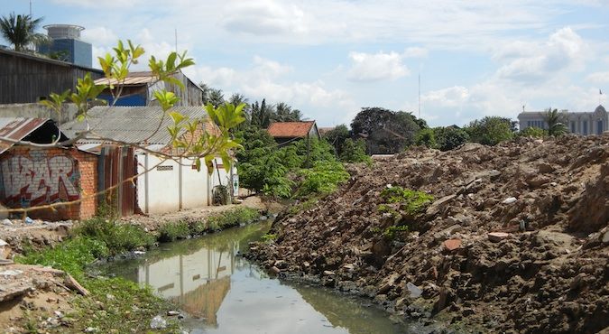 Um pequeno riacho - tudo o que resta do lago Beuging - como no Camboja