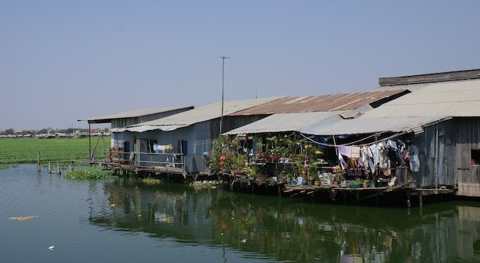 Pequenas casas de moradores locais em Lake Beugung-Kak em Tumpen, Camboja