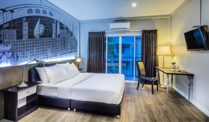 Cama de casal em uma elegante sala moderna do albergue @hua lamphong
