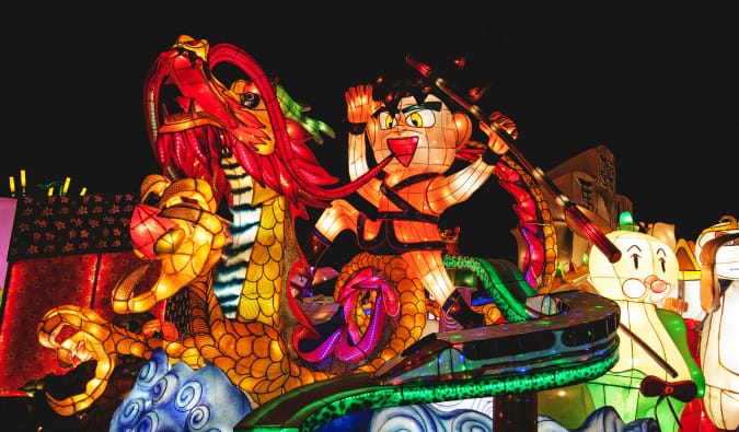 Um homem montando um dragão no festival de lanternas em Taibe