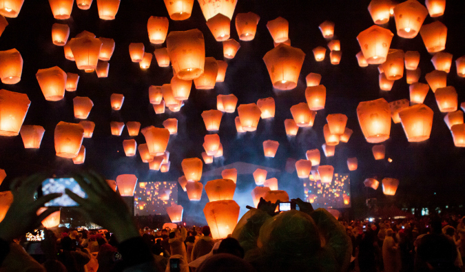 Centenas de lanternas no festival de lanternas em Taibe