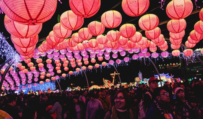 Multidão no festival de lanternas de Taiwan