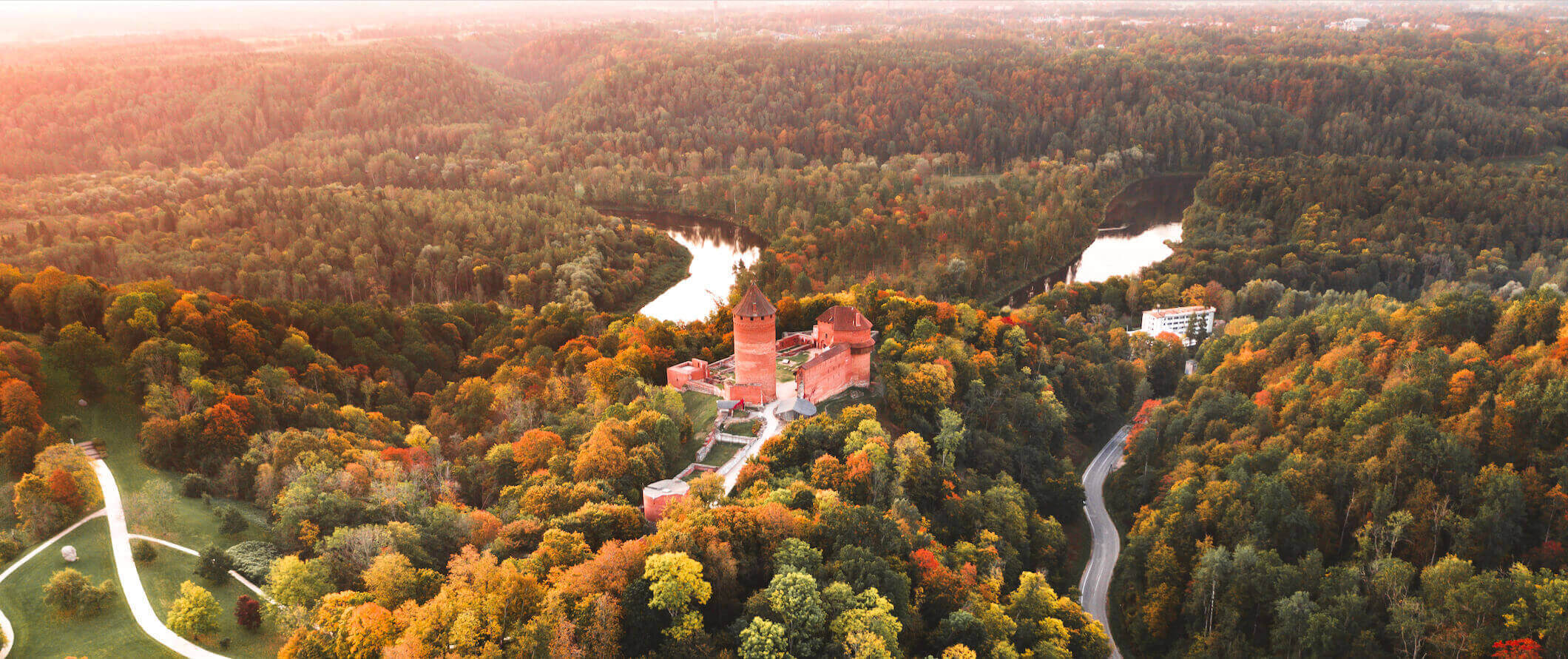 Castelo imponente no meio da floresta na Letônia