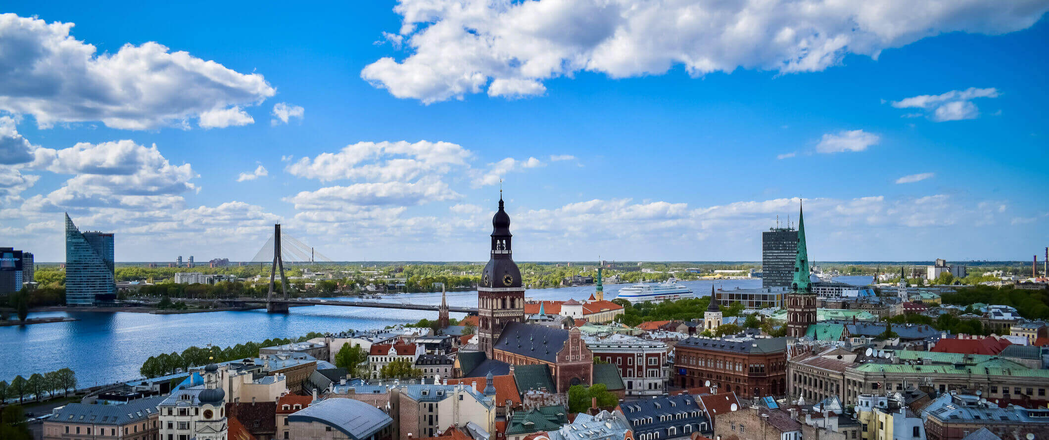 Dia ensolarado brilhante sobre o horizonte de Riga, a capital da Letônia
