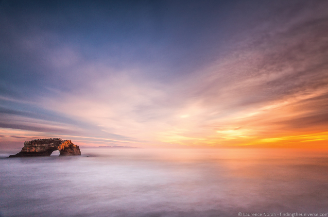 Foto de um belo pôr do sol dourado sobre o oceano em Santa Cruze, Califórnia