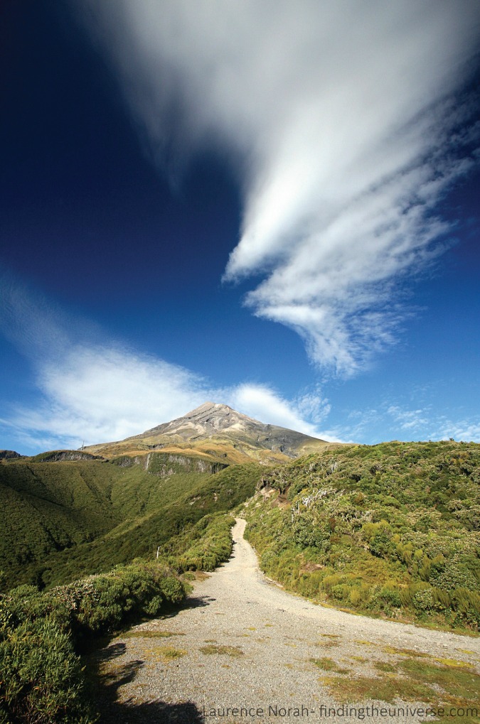 Foto de uma trilha para pedestres no Monte Taranaki na Nova Zelândia