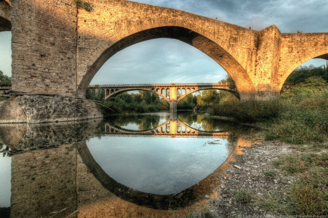Fotos de pontes antigas na cidade medieval de Besalu, Espanha
