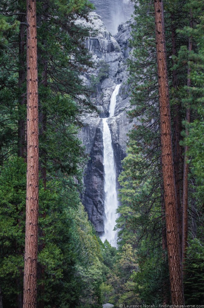 Foto da cachoeira Nizhny Yosemit entre árvores no Parque Nacional Yosemiti